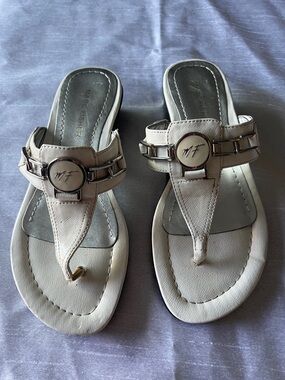 Marc Fisher white Thong Sandals with Silver Accent size 6M-  one inch  heel